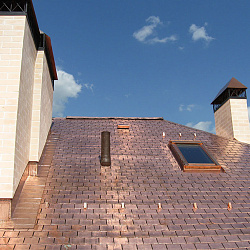  панели на кровле здания